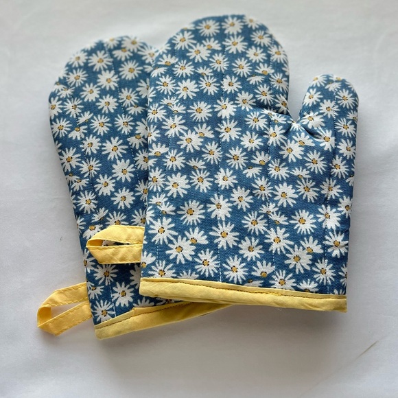 Other - floral print handmade set of oven mitts